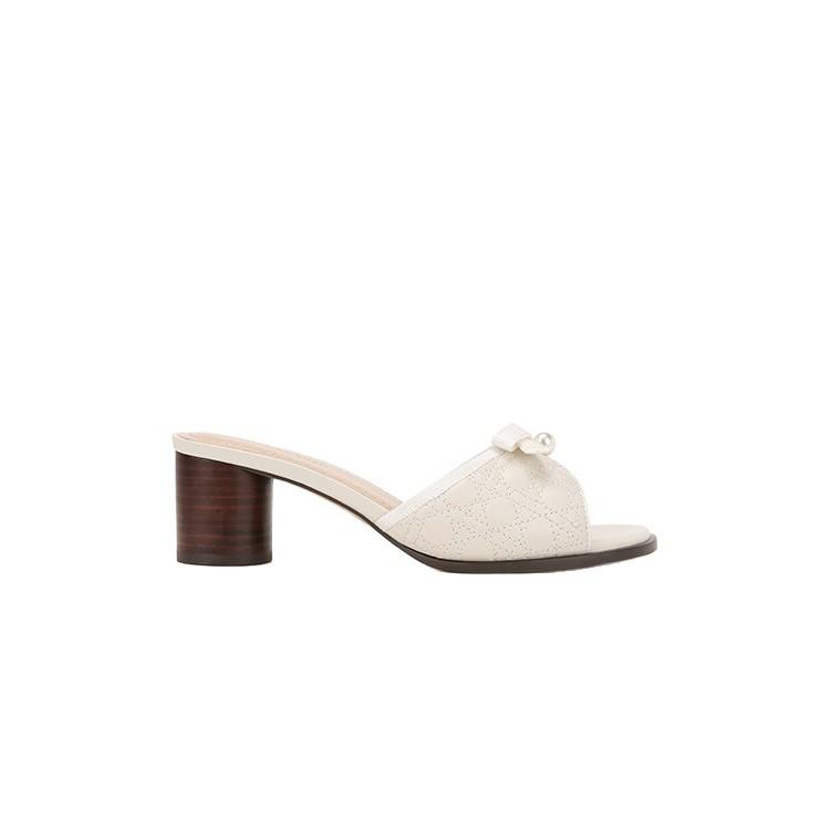 Su Yinyin's Same Pearl Bow Thick High-heeled One-word Slippers Women's Summer Round Head Embroidery Thread Versatile Open-toed Cool Slippers