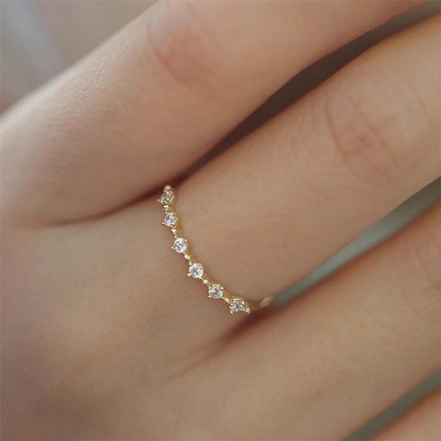Diamond-separated zircon ring, opening adjustable ring.