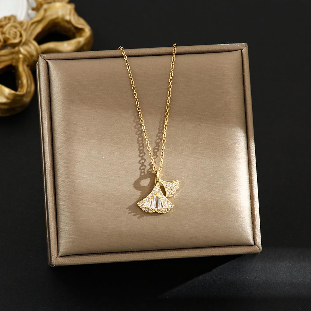 Elegant Korean Micro-Inlaid Titanium Necklace - Luxurious Women's Clavicle Chain, Non-Fading, Unique Minority Design.