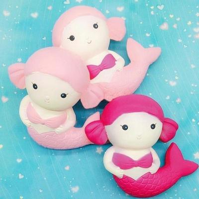 Simulação boneca de brinquedo de crescimento lento