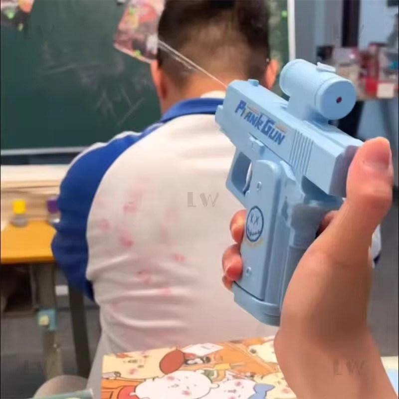 Kreative doppelseitige Rückwärts-Wasserspritzpistole Sommer-Tricktaktiken Doppeldirektionale Wasserspritze Mini-Wasserpistole