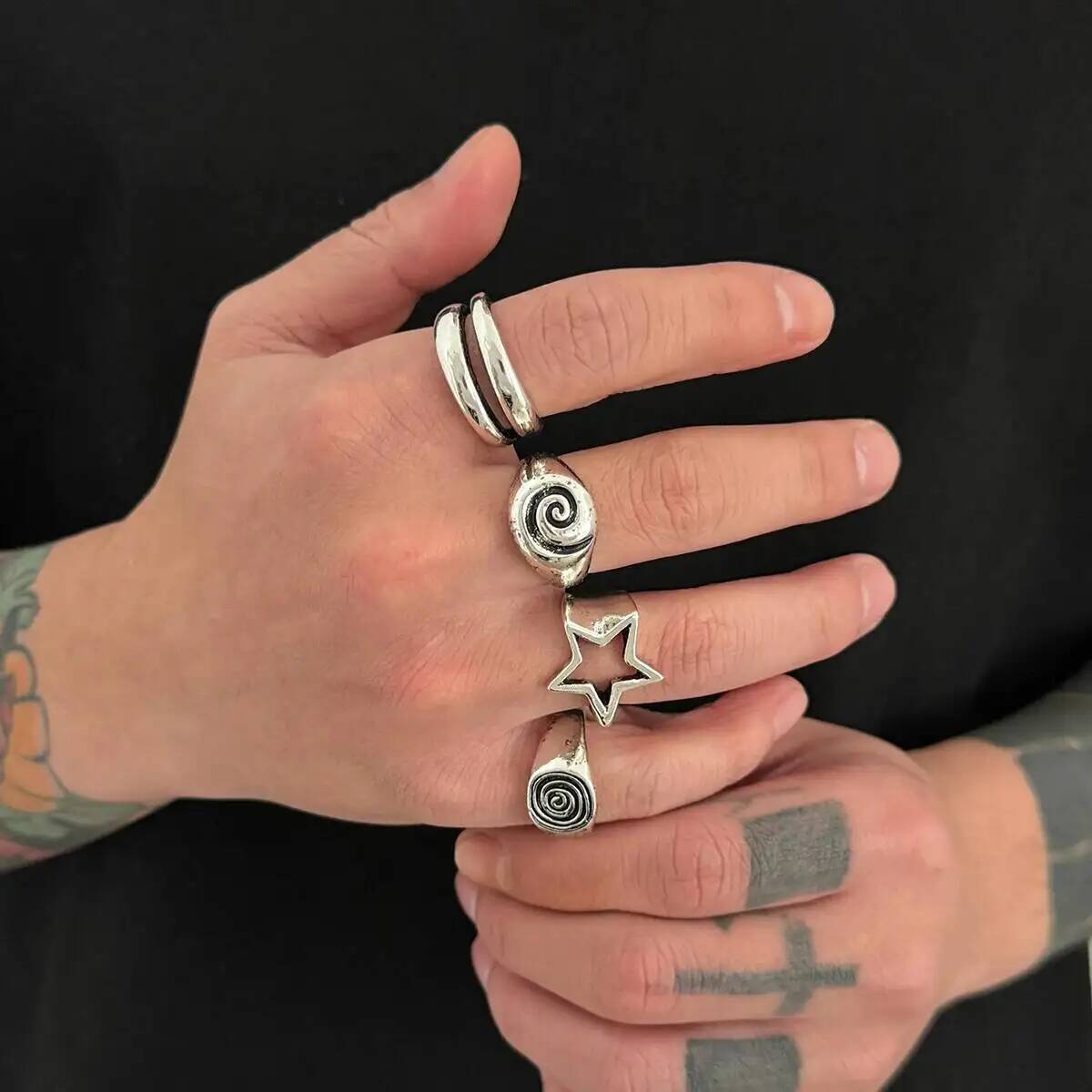 

Ingemark 4Pcs/Set Punk Retro Five-Pointed Star Spiral Wide Rings Men Creative Hip-Hop Thick Finger Rings Set Steampunk Jewelry