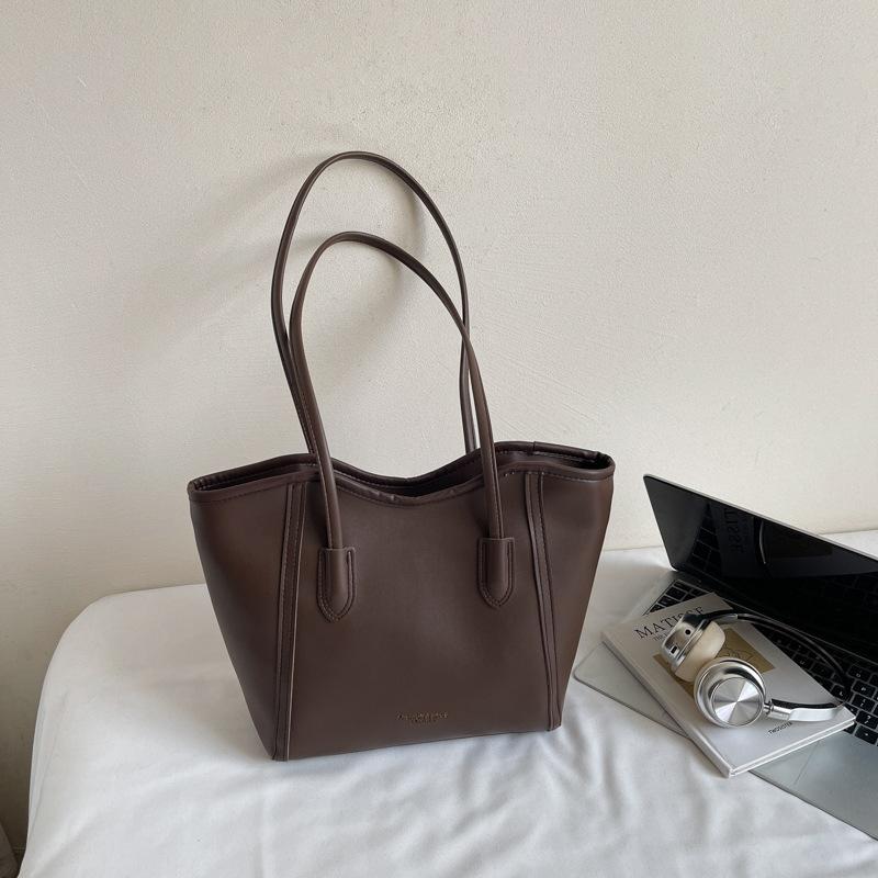 

Premium sense versatile shoulder tote commuter bag large-capacity bag women s 2025 summer new popular fashion bag темно-коричневого