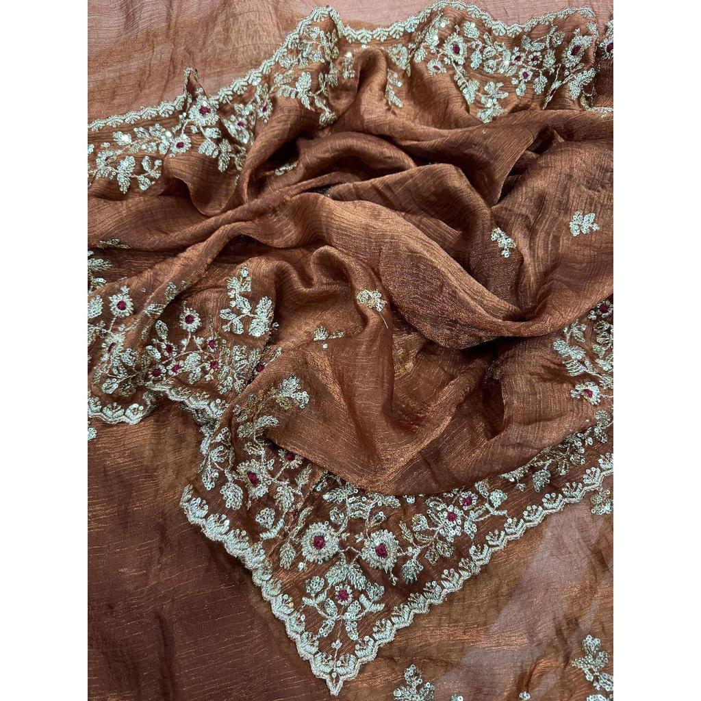 Material greu moale fandy șifon mătase cu c- pallu zari și paiete, bordură cu lucru decupat pe saree