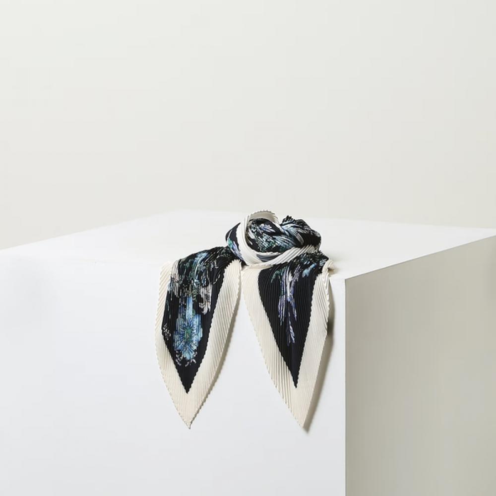 Daks Navy Flower Pleats Scarf Dcsc5f667n2 Single option