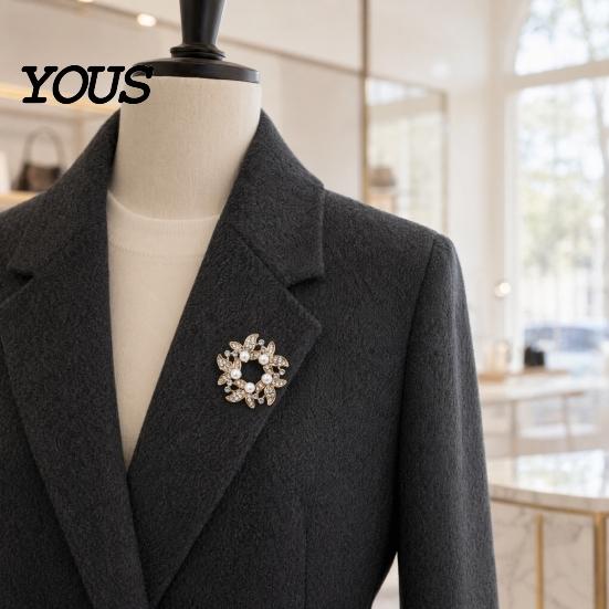 Lapel Pin Brooch Pin, Faux Pearl Wreath Design with Rhinestones Inlaid, Durable Circular Flower Leaf Garland for Coats Shirts Bags Accessories Alloy
