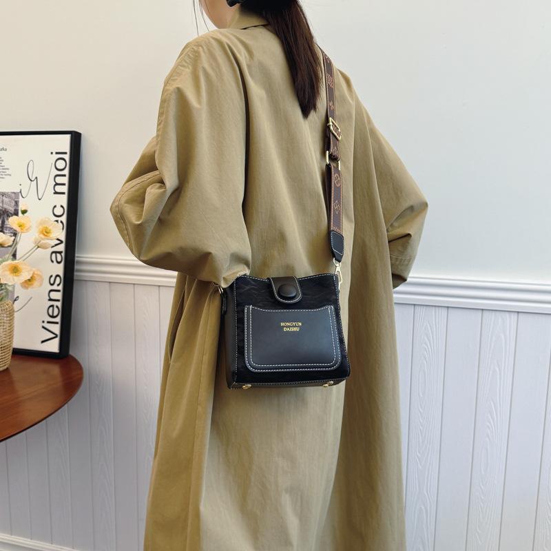 2025 women's bag popular bag new trend fashion portable shoulder bag retro bucket messenger bag ins