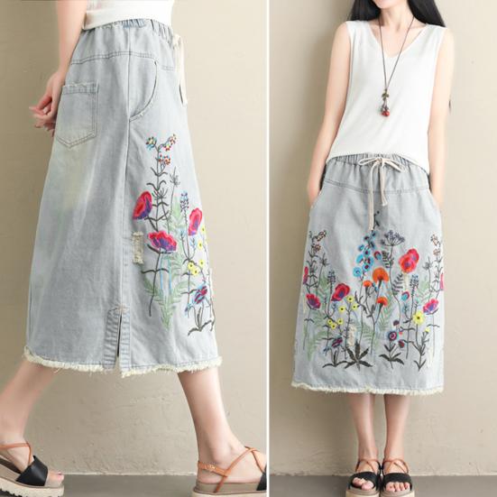 Women Midi Skirt Elastic Drawstring Waist Embroidery Flower Pattern Denim Skirt with Pockets Side Split Hem Skirt