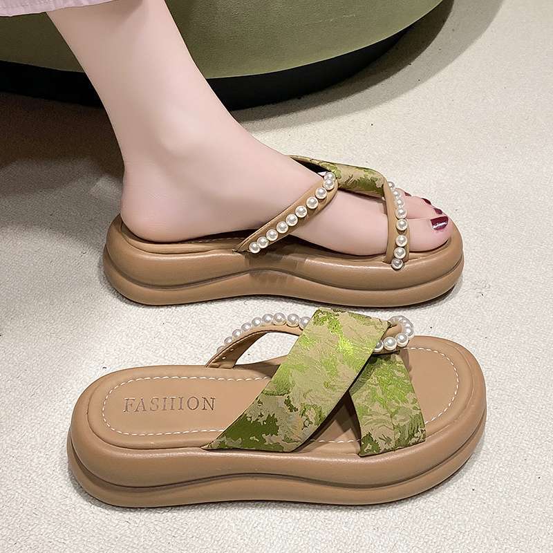 Plattformtofflor dam sommar 2025 nya nya kinesiska utsökta strand sandaler vackra gravida kvinnor mångsidiga enords tofflor