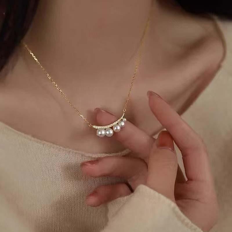 French Retro Crescent Pearl Necklace - Fashionable Irregular Clavicle Chain for Women in 2026