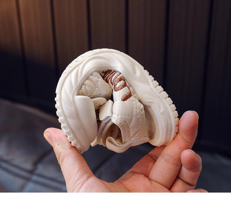 Barnsandaler Babysandaler Sommar Halkfria Mjuka Sulan Småbarnsskor för Pojkar och Flickor Tåskyddssandaler