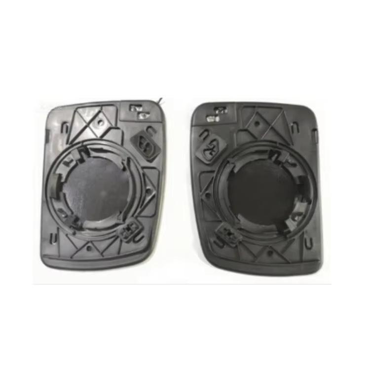 The CAS500010PCL CAT500010PCL fits Land Rover Discovery 4 mudguards.