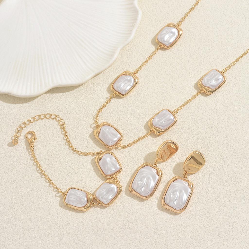 Set Colier Damă Stil European și American Vintage, Colier Geometric cu Design Incrustat cu Perle, Brățară Versatilă de Înaltă Calitate, Cercei