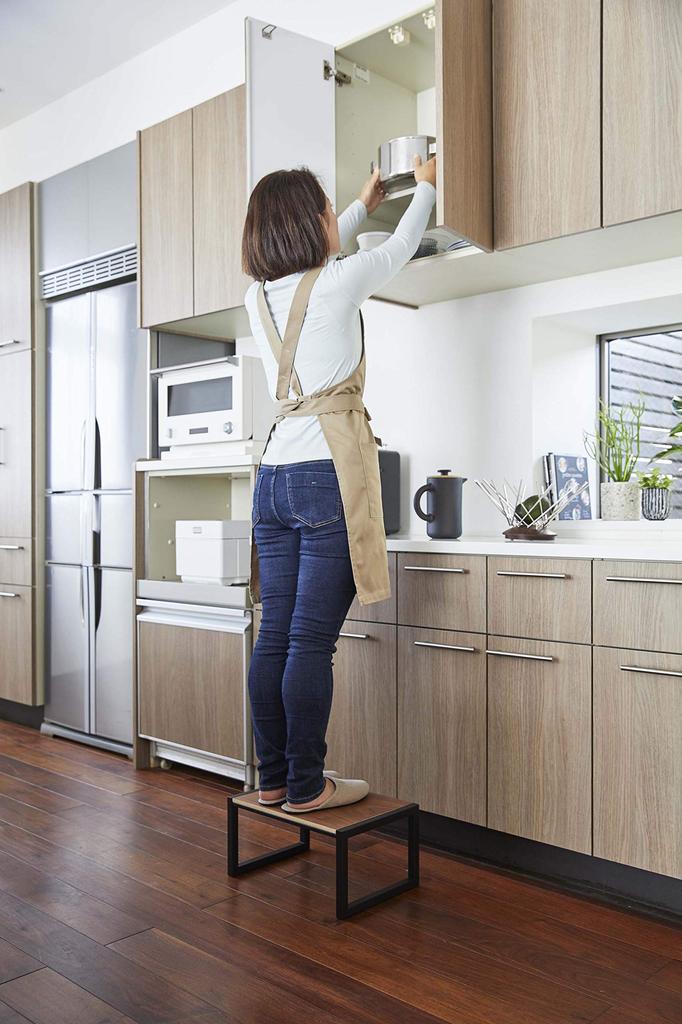 Schůdková stolička Yamazaki 5159, černá, cca.. Š40 x H28 x V20 cm, věž, schodová stolička