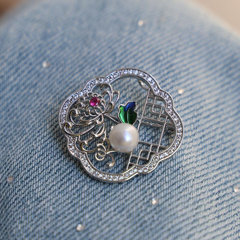 Brosche aus Kupfer im Antik-Stil: Pflaume, Orchidee, Bambus und Chrysantheme Design mit Zirkon und Perlen-Korsage.