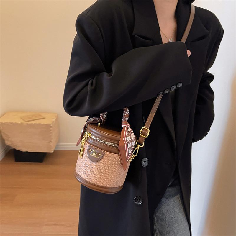 Fashionable Bucket Bag For Women 2023 New Autumn Winter High-end Weave Single Shoulder Crossbody Bag