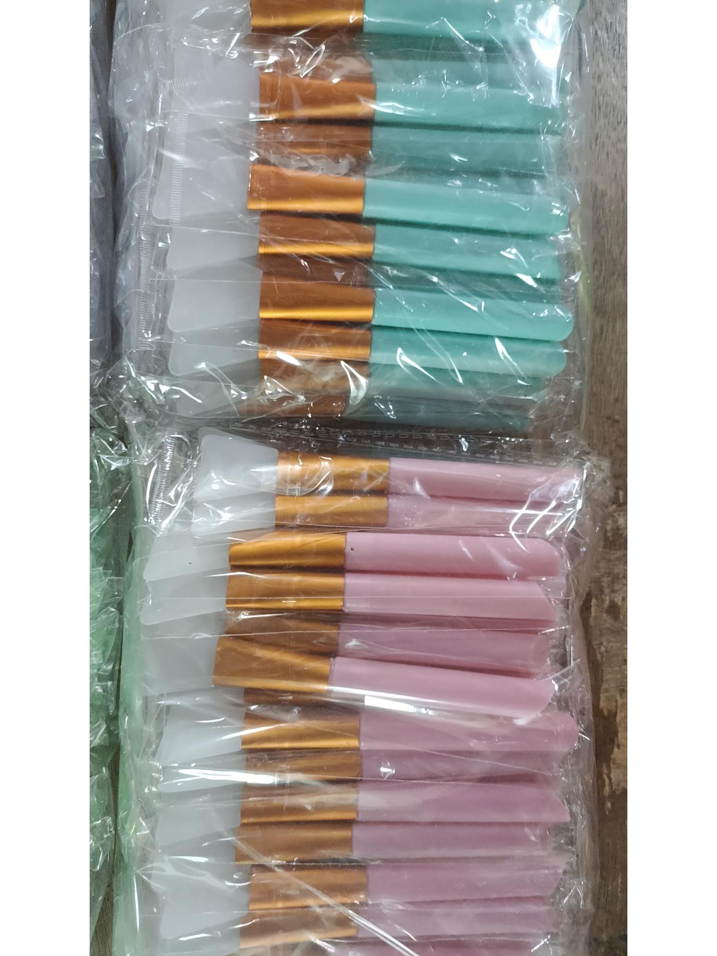 

Набор силиконовых кистей для масок с мягкой головкой и ручкой со стразами для макияжа и нанесения масок