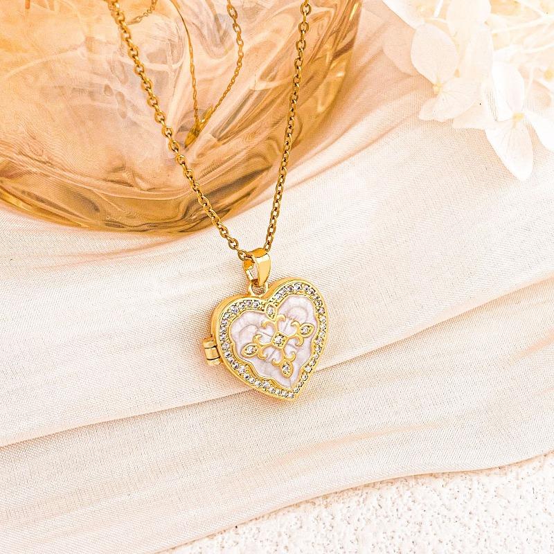 New Style Compatible Heart-shaped Photo Holder Necklace - Simple and Elegant Accessory for Women with A Touch of Exclusivity and Luxury.