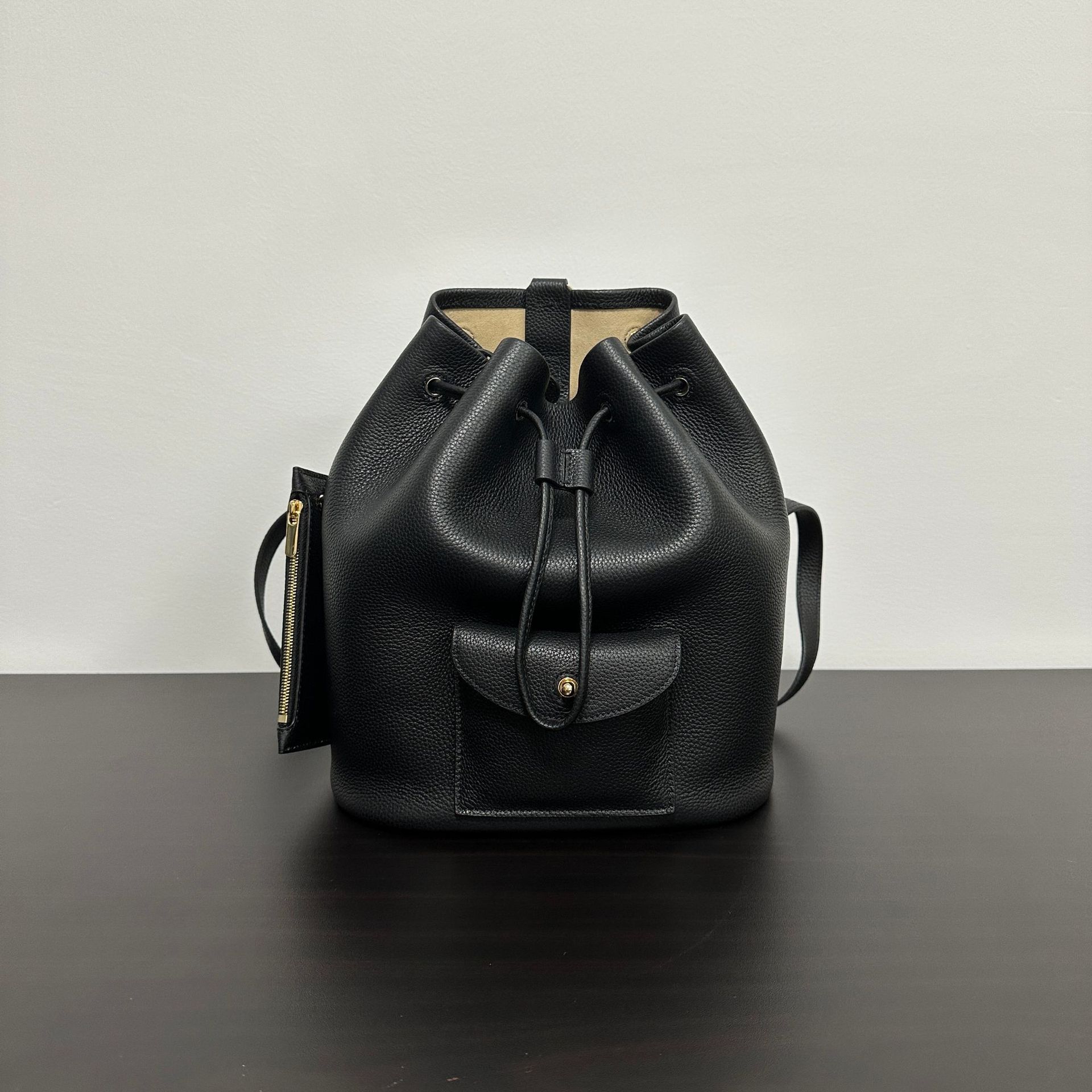 spring and summer new lock drawstring backpack extra large capacity imported first layer cowhide contrasting color shoulder bag 252815cm 11963₽