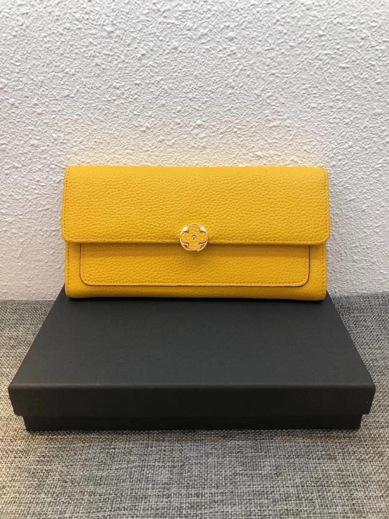 Elegant Ladies Genuine Leather Four-Leaf Clover Clutch Wallet - Fashionable Long Bi-Fold Design.