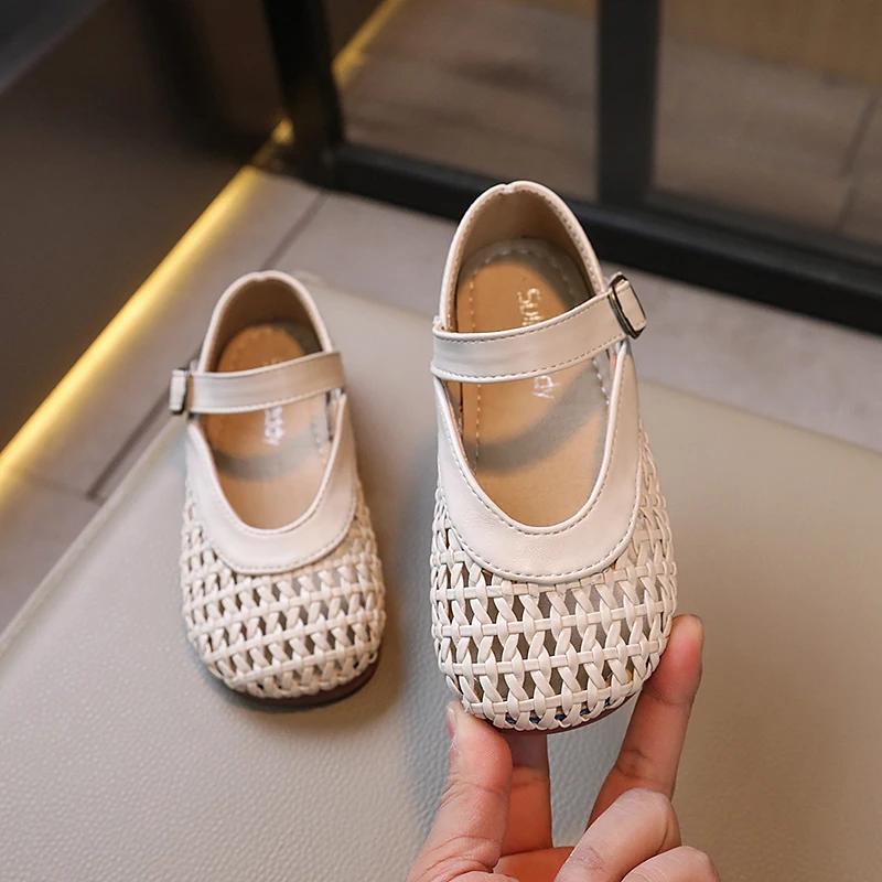 Flickors Skor 2024 Sommar Nya Barnsandaler Halkfria Mjuk Sula Stickade Bekväma och Andningsbara Prinsessskor