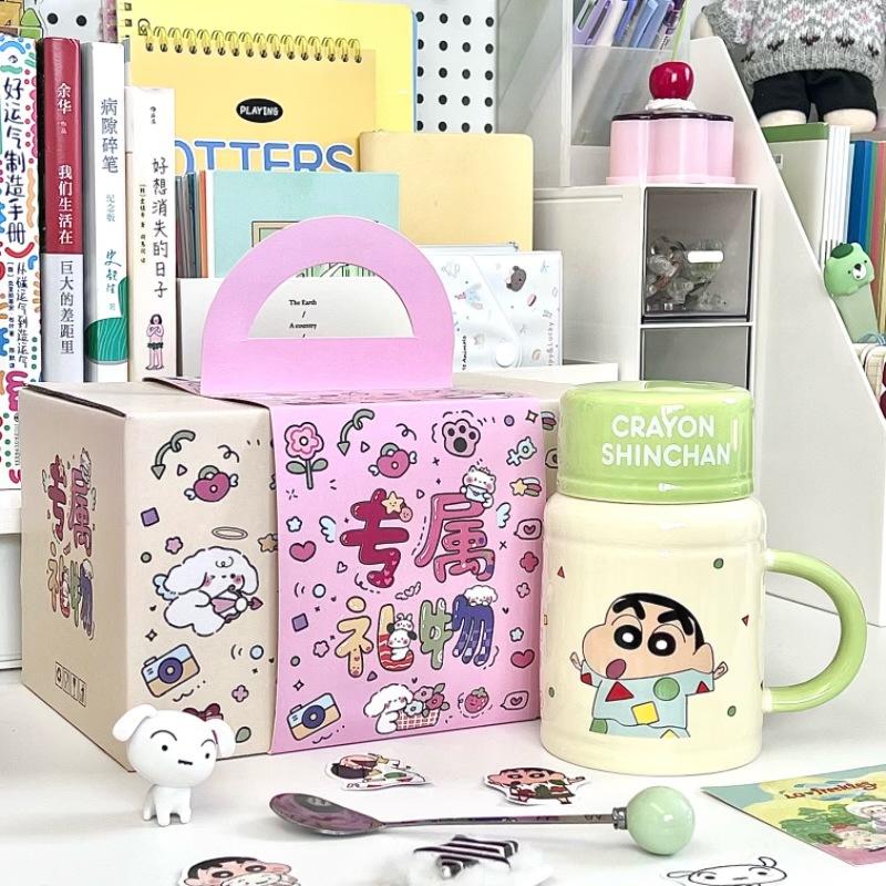 Prezenty urodzinowe dla dziewczynek, kredki, małe nowe czajniki o dużej pojemności, pamiątki dla przyjaciółek, urocze ceramiczne kubki, pudełka prezentowe.