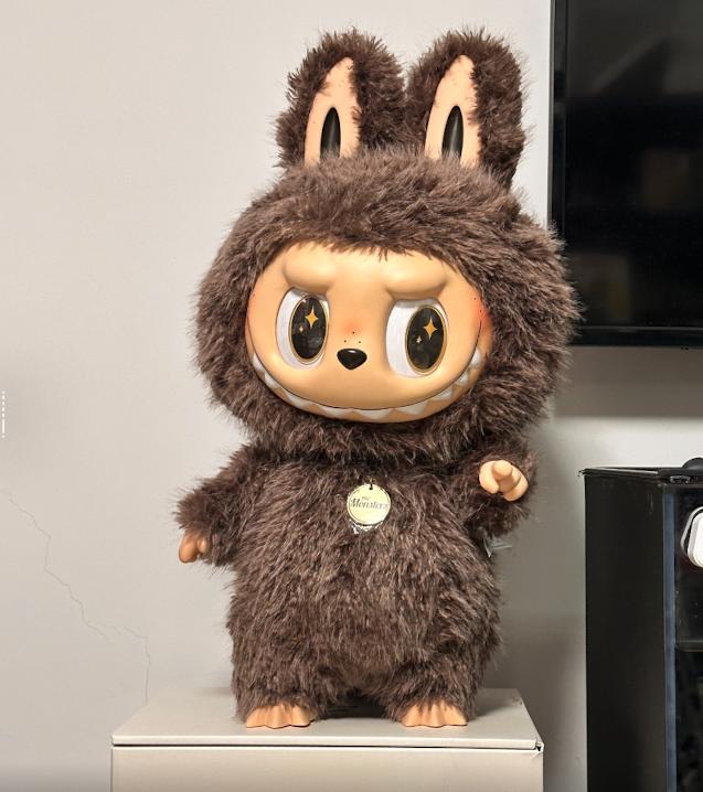 

POP MART SKULLPANDA Лабубу серия the boss - дизайнерская коллекционная игрушка-сюрприз 30*25*58CM