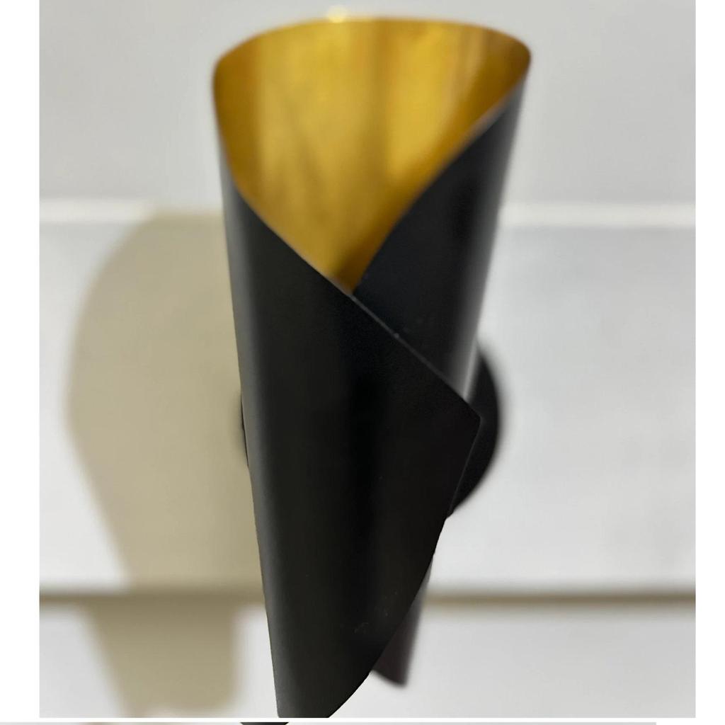 Einzelner Schirm Wandleuchte Doppelte Ausführung Minimalistisches Design Wunderschön Handgebogenes Rohes Messing & Mattschwarze Wandleuchte Vintage-Design