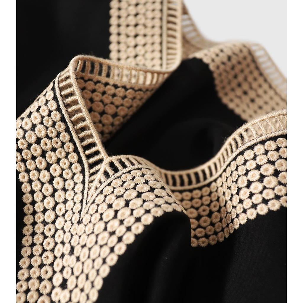 Top de Seda Negro con Cuello en V Adelgazante con Bordado Hueco - Ropa de Moda para Mujer