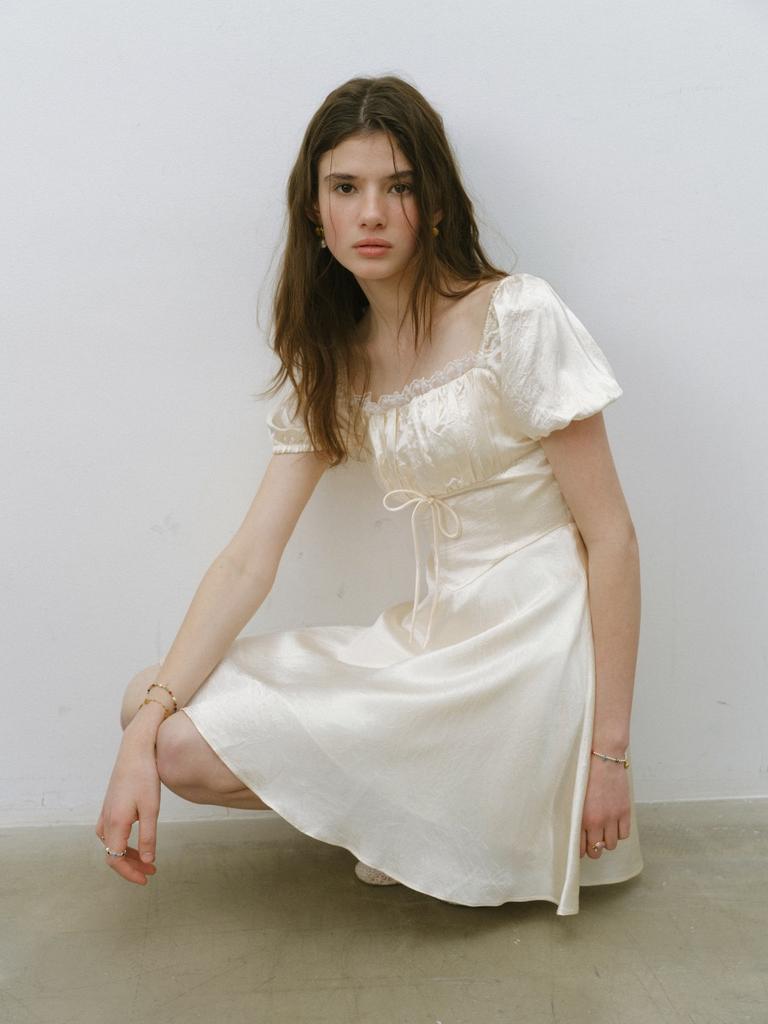 Sinseuden Pearl Glow Ribbon Mini Dress