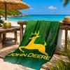 מגבת חוף עם לוגו John Deere, מתייבשת במהירות, קלה לטיפול, מתאימה גם לאימוני כושר וגם לחופשות חוף, ציוד חיוני לספורט