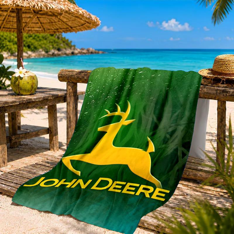 מגבת חוף עם לוגו John Deere, מתייבשת במהירות, קלה לטיפול, מתאימה גם לאימוני כושר וגם לחופשות חוף, ציוד חיוני לספורט