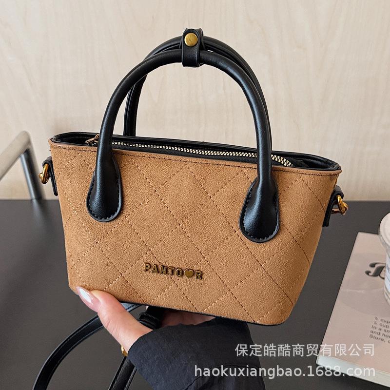 This year, the popular diamond small bag women's autumn and winter versatile 2025 new retro messenger bag ins portable bucket bag