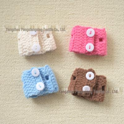 סט סריגה של סוודר ווסט לבובה עם כפתור ואביזרי חוט: תליון 10 ס"מ ובובת כלב כף יד 14 ס"מ - בגדים