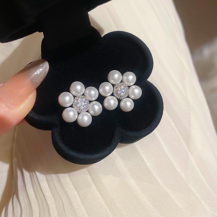 French Retro Zircon & Pearl Geometric Stud Earrings: Luxurious and Fashionable Accessories for Women