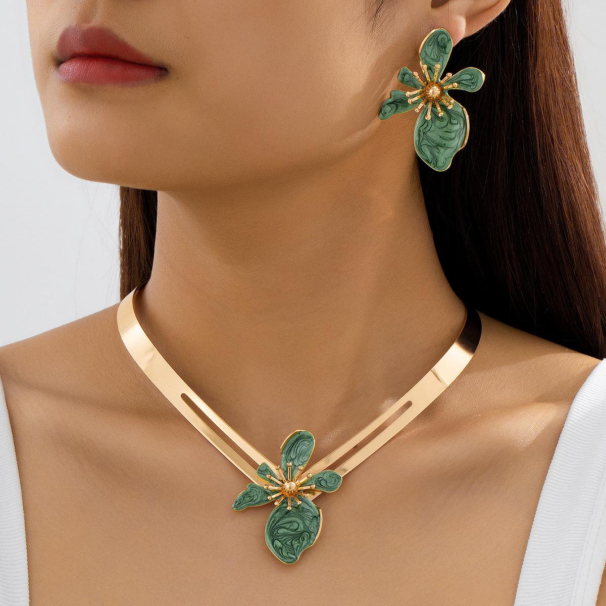 

Модные украшения для женщин зелёный