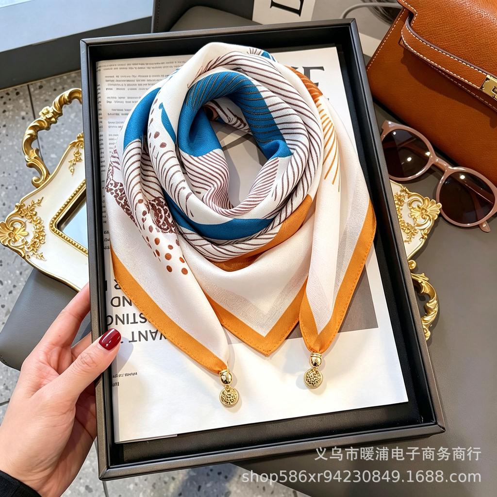 Xiaoxiangfeng new foreign air magnetic buckle scarf high-end triangular scarf versatile neck protection scarf printed windproof square scarf