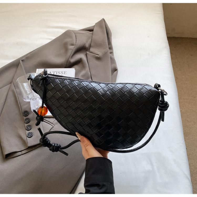 Unique niche woven bag women's 2025 new exquisite versatile messenger bag super fire shoulder armpit dumpling bag