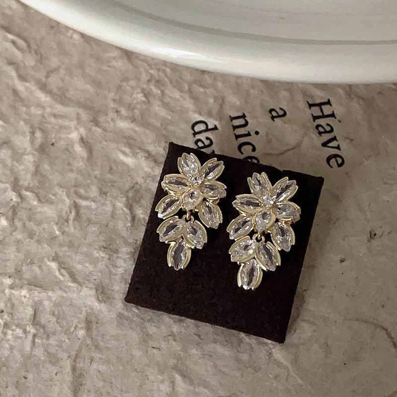 Super Flash Zircon Flower Fringed Stud Earrings Women'S Light Luxury High Sense Exquisite Elegance Personalized Fashion Versatile Earrings