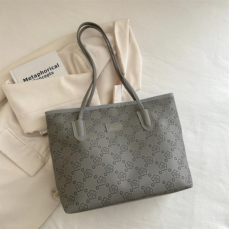 

Fashion and popular spring women s 2025 new large-capacity tote bag fashionable shoulder underarm bag simple and versatile portable серый