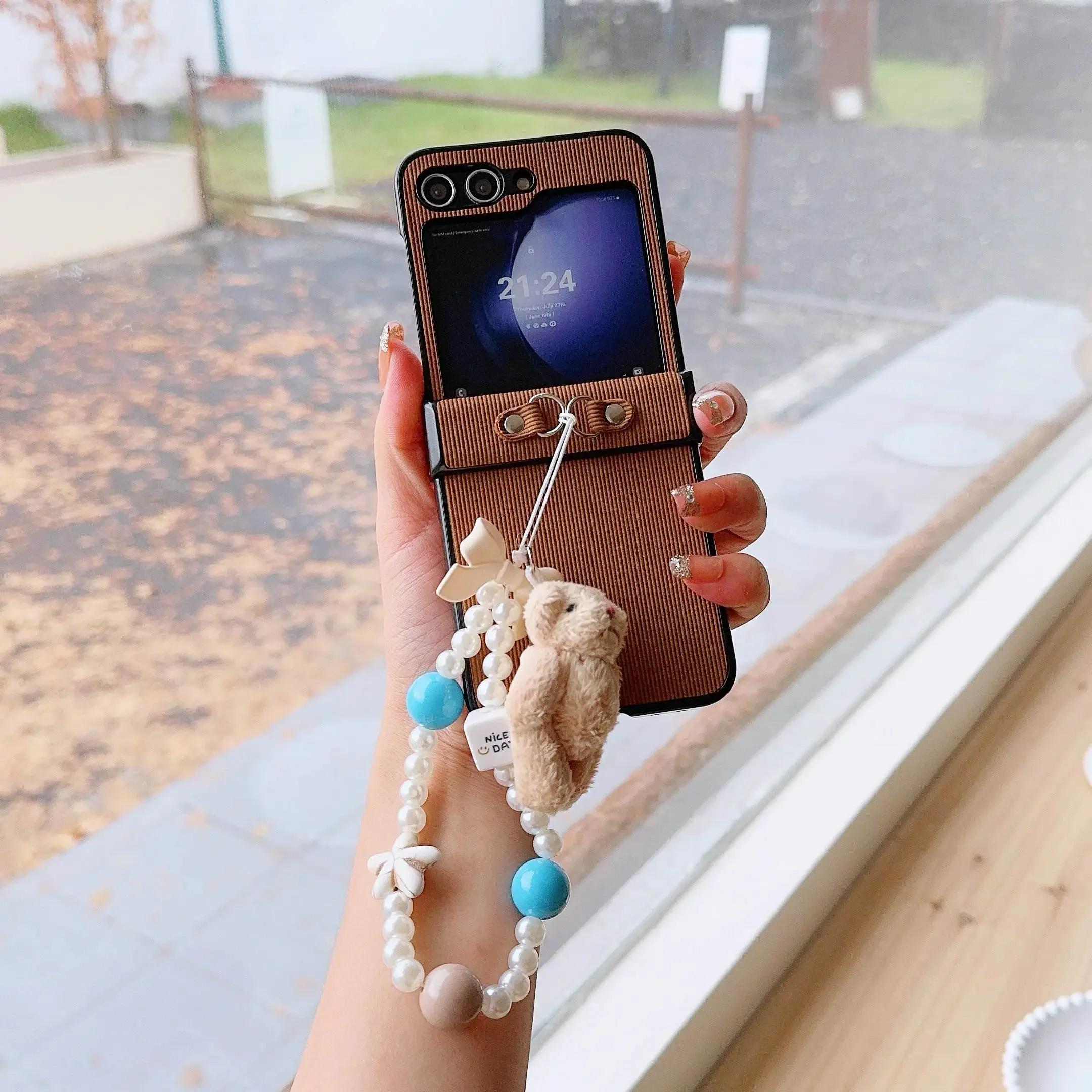 

Чехол для телефона из искусственной кожи с милым медведем и кроликом, перламутровый ремешок для Samsung Galaxy Z Flip 6 5 4 3 5G, защита шарнира, противоударный чехол For Samsung Galaxy Z Flip6