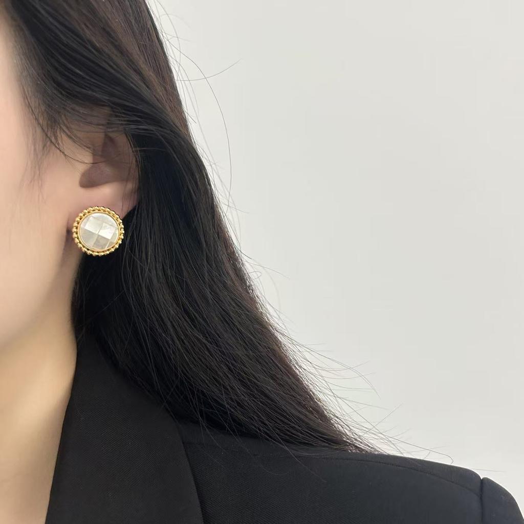 Round Classic Natural Shell Stud Earrings Retro Light Luxury Elegant Versatile Warm Gloss Collage Exquisite