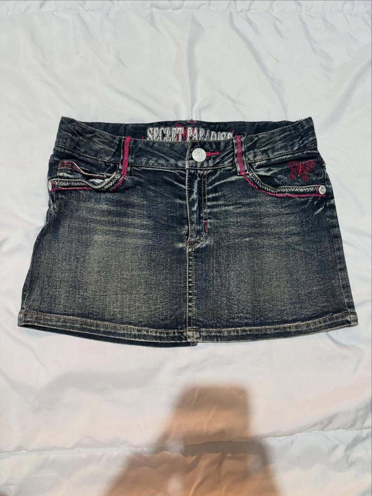 Minifalda Vaquera Retro Y2K Bordada con Mariposas - Lavada, Ajustada a la Cadera, Estilo Urbano Chica Picante