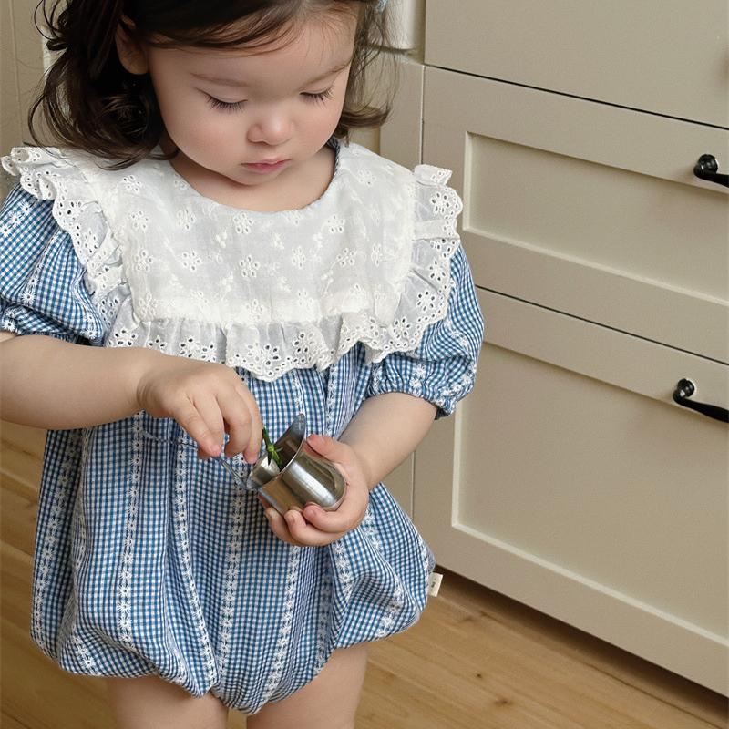 Sommer Dünn Neugeborene Mädchen Säugling Karomuster Spitze Revers Kurzarm Baumwolle Body Mädchen Baby Lässig Komfort Locker Strampler