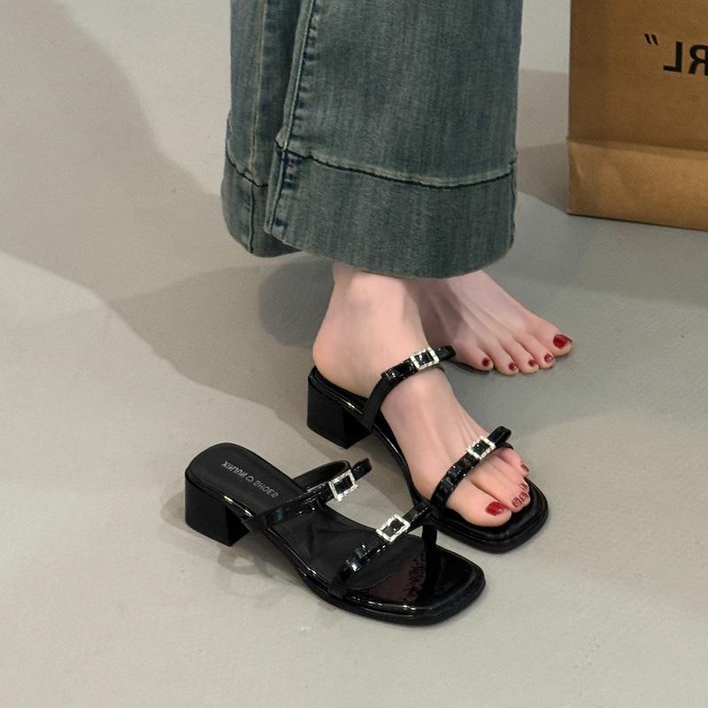 Low-heeled rhinestone cool slippers for women's summer open-toed 2025 new French fashion versatile skirt Roman sandals