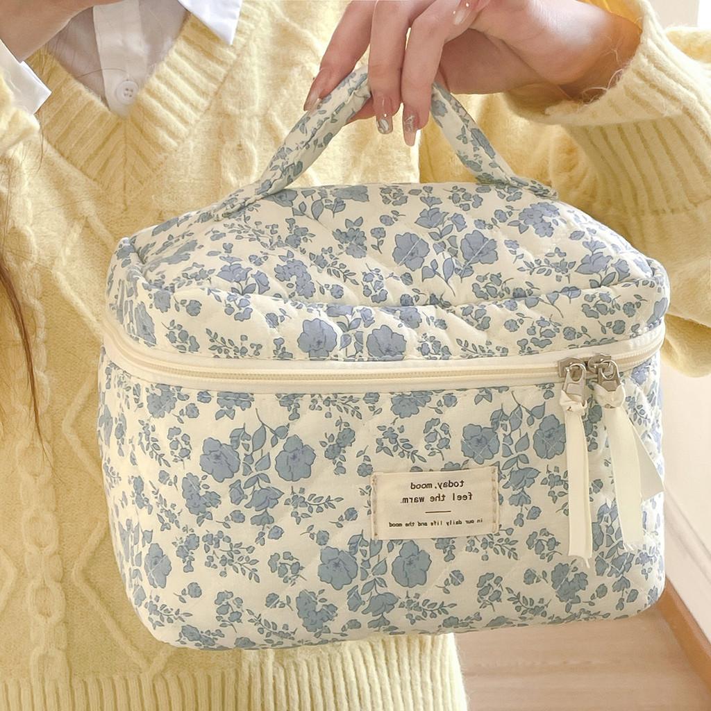 Vintage Floral Makeup Bag With Polyester Material For Travel And Daily Use