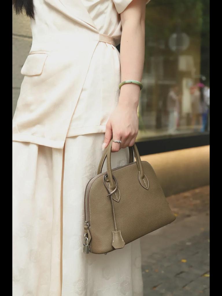 Classic Cowhide Bowling Handbag 2025 - Simple, Versatile Shell Messenger Bag