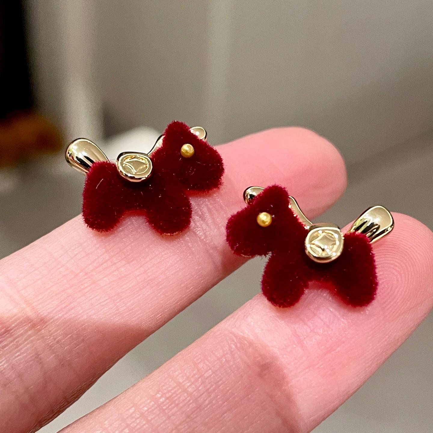 Элегантные винно-красные бархатные серьги-гвоздики с изображением лошади для женщин - Тренд Нового года 2026