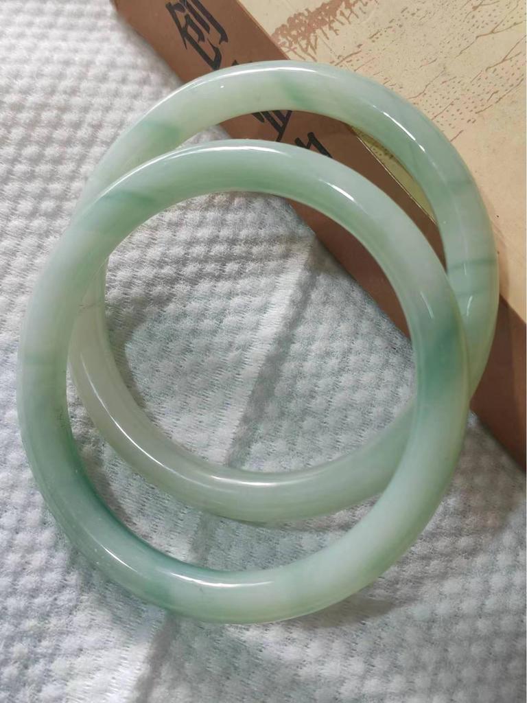 Elegant Chinese Style Jingle Bracelet: Ice-Transparent, Non-Fading Round Bangle Collection