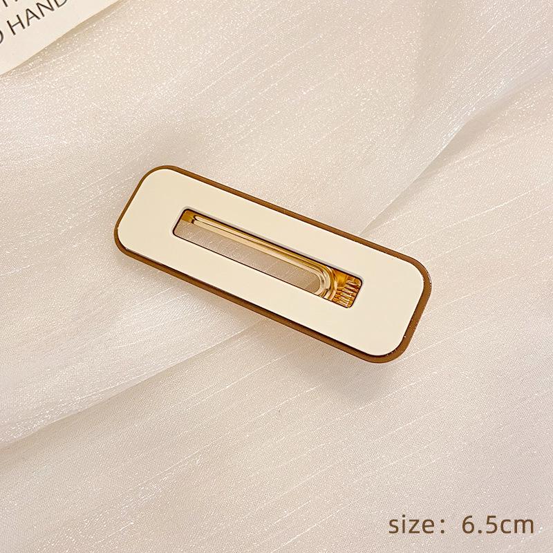 Checkerboard Black & White Plaid Hairpin: Simple, Seamless Duckbill Clip for Women